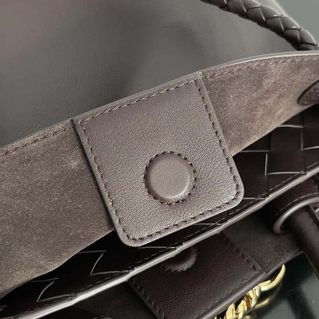 Batch 2160 BV The all-leather Andiamo is new, a very casual splayed buckle bag, which also means that its weight is very light, which greatly reduces our burden when going out for shopping. It can be carried cross-body, hand-held, or carried under the armpit. Taking into account the different backpacking habits of people, the simple design brings us more inspiration. Matched with various keychains and dolls, it will become the finishing touch in the outfit. Medieval style and modern style can also be perfectly blended🫧🫧 Style number: 810213 Size: 25*22*10.5cm